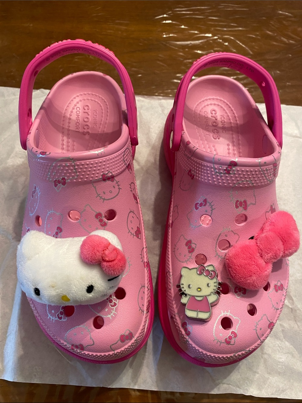 CROCS limited edition Pink Hello Kitty Clog Sandals with Plush Charms size 8